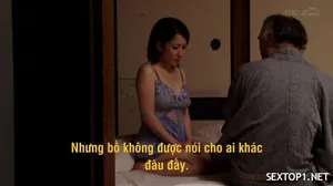 Không dễ để người tiếp viên có thể cung cấp dịch vụ. Cô ấy sợ bị phát hiện nên phải dùng ghế chặn cửa.